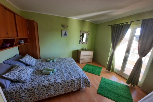 Ruim 5-persoons appartement met terras in Kampor, vlakbij strand Rab - thumbnail 3