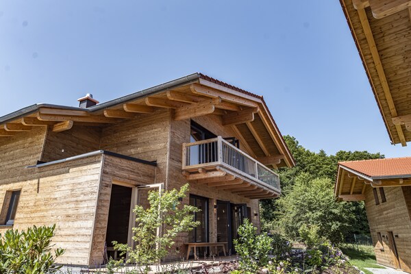 Vrijstaand chalet met privésauna en open haard aan de golfbaan in Bayerbach - thumbnail 4