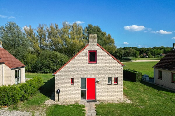 Vrijstaande bungalow aan het meer in Ewijk voor 6 personen - thumbnail 1