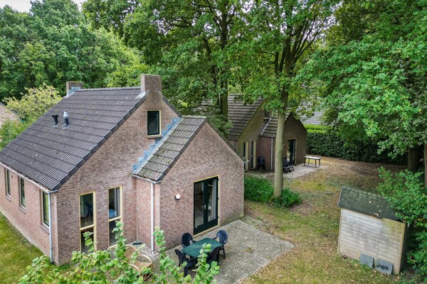 Forest 217: Vrijstaande bosbungalow met sauna voor 6 personen in Ewijk - thumbnail 1