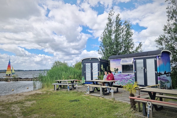 Uniek verblijf in Tiny Wagon aan het Markermeer in Almere - thumbnail 6