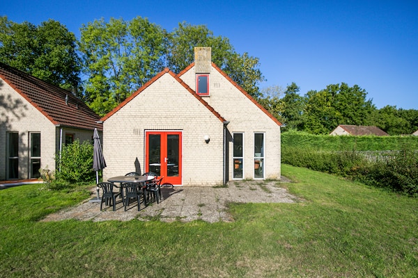 Vrijstaande sauna bungalow aan het water in Ewijk voor 6 personen - thumbnail 1