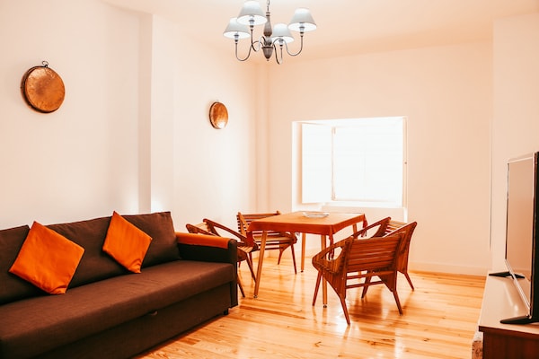 Authentiek appartement met terras in Alfama, Lissabon – vlakbij rivier en golf - thumbnail 1