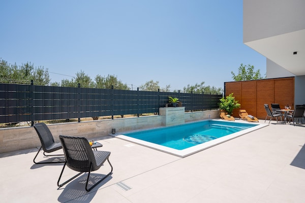 Moderne villa met privézwembad, hydromassage en waterval nabij Split - thumbnail 2