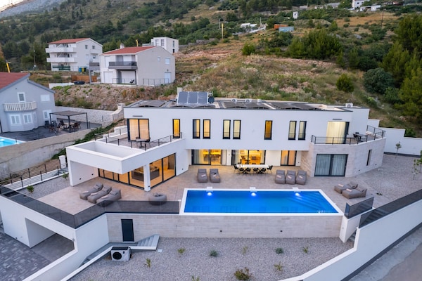 Villa Ivana met panoramisch zeezicht, privézwembad en spa in Stanići - thumbnail 1