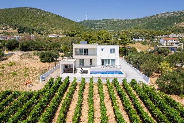 Villa Vista Vinea: luxe privévilla met panoramisch uitzicht en verwarmd zwembad bij Split - thumbnail 6