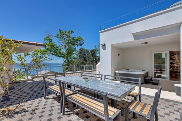 Villa Prestige in Baška Voda met privézwembad voor 10 personen - thumbnail 2