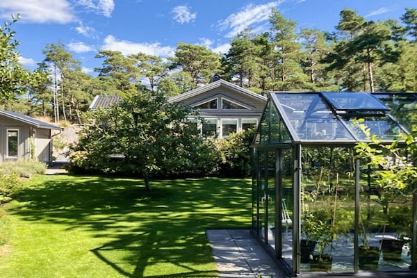 Zonnig vakantiehuis aan de golfbaan, 350m van zee in Strömstad - thumbnail 2