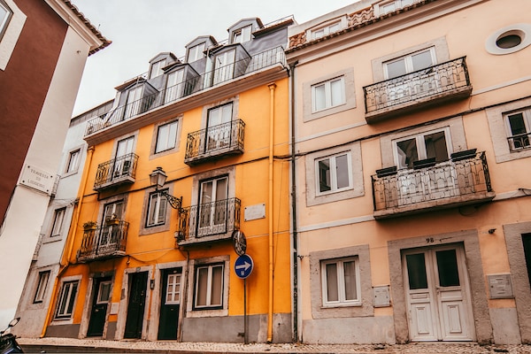 Sfeervol appartement met historisch karakter in hartje Lissabon - thumbnail 1