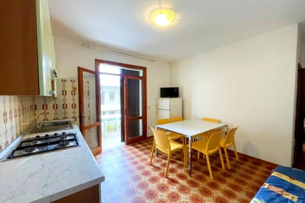Zonovergoten appartement met tuin op loopafstand van strand in Rosolina Mare - thumbnail 4