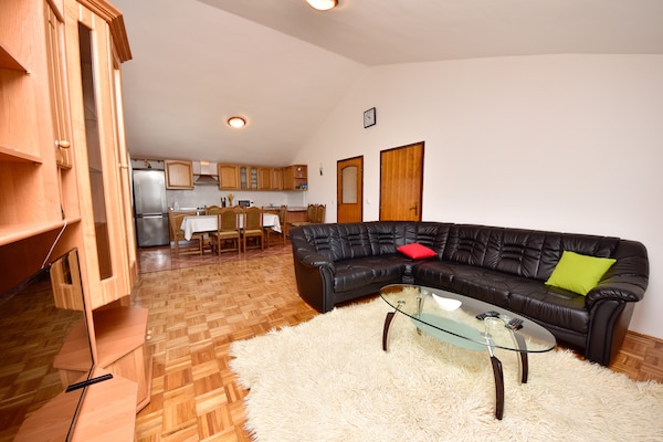 Ruim vakantiehuis met privézwembad voor 10 personen in Tinj - thumbnail 2