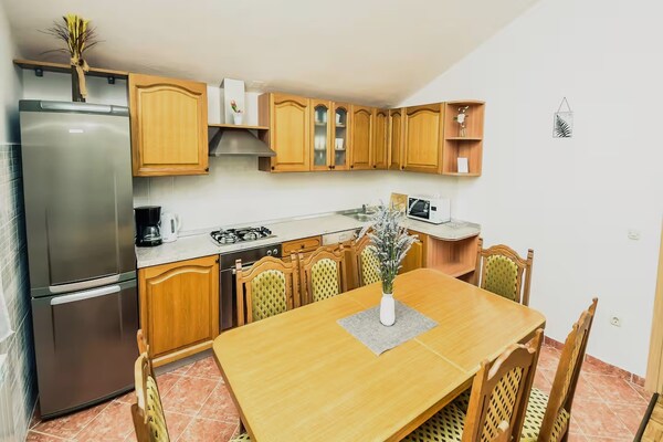 Ruim vakantiehuis met privézwembad voor 10 personen in Tinj - thumbnail 3