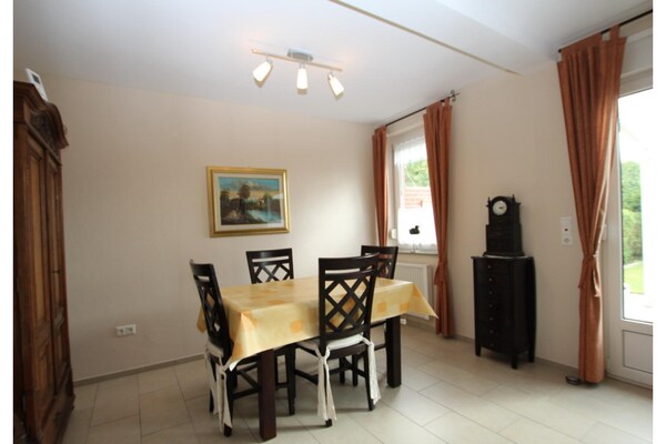 Comfortabele bungalow met studio vlakbij strand en meer in Dornumersiel - thumbnail 4