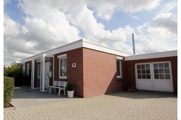 Comfortabele bungalow met studio vlakbij strand en meer in Dornumersiel - thumbnail 1