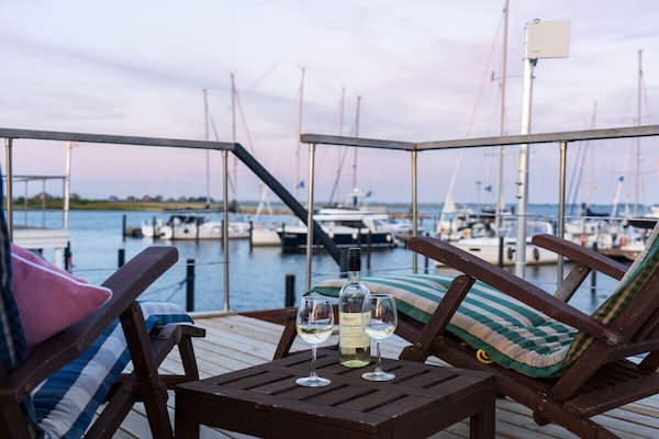 Unieke woonboot aan de jachthaven van Burgtiefe met panoramisch waterzicht - thumbnail 2