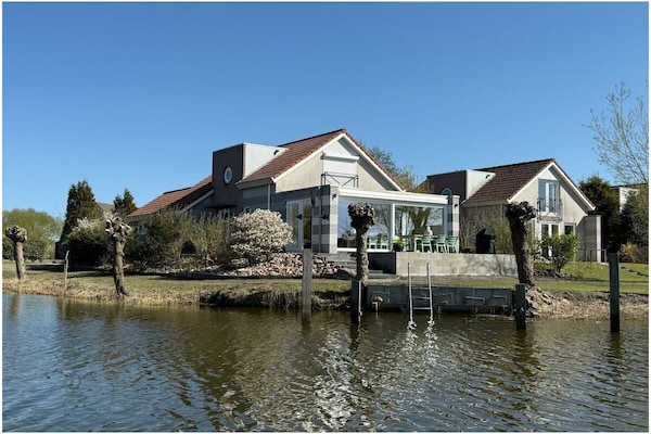Gerrenoveerd vakantiehuis aan het water in Makkum met boot - thumbnail 1