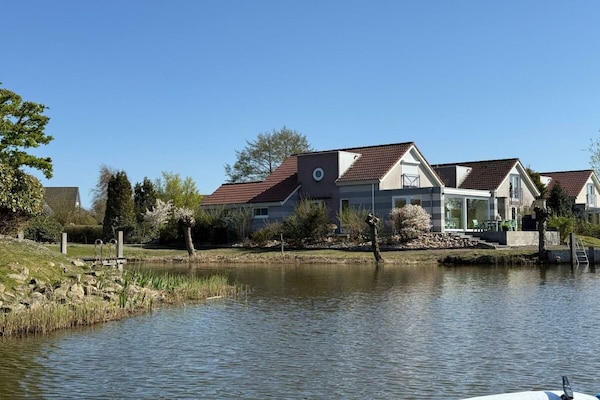 Gerrenoveerd vakantiehuis aan het water in Makkum met boot - thumbnail 4