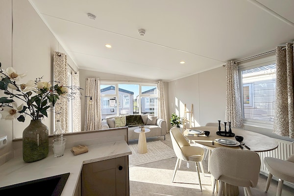 Modern comfort chalet op familievriendelijk park bij Hollum, 2,5 km van strand - thumbnail 4