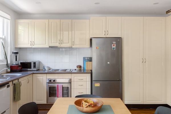 Modern appartement met 2 slaapkamers in het hart van Marrickville - thumbnail 5