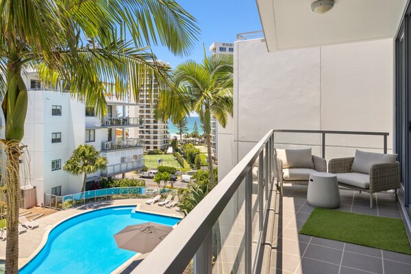 Stijlvol appartement met resortvoorzieningen op loopafstand van Burleigh Beach - thumbnail 2
