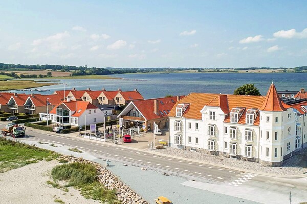 Knus vakantiehuis op 10 meter van de zee in Hejls - thumbnail 2