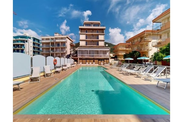 Knus appartement op 150m van strand met zwembad in Pietra Ligure - thumbnail 6