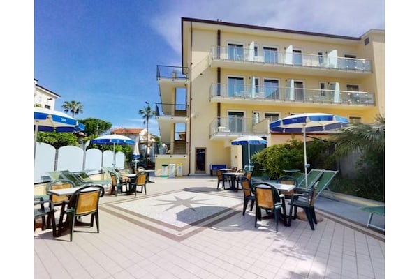 Knus appartement op 150m van strand met zwembad in Pietra Ligure - thumbnail 5