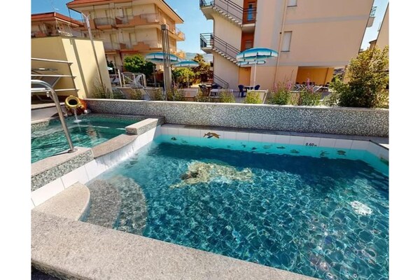 Knus appartement op 150m van strand met zwembad in Pietra Ligure - thumbnail 2