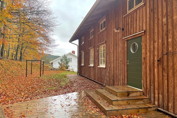 Stately vernieuwd vakantiehuis aan het water in Bokenäs, 150m van zee - thumbnail 1