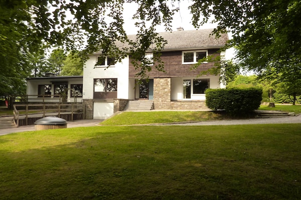 Op 1 km van het meer: 36-persoons vakantiehuis in Waimes - Ovifat - thumbnail 1