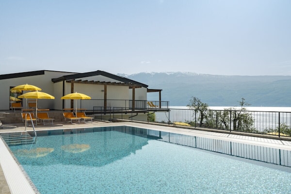 Modern vakantiehuis tussen olijfgaarden met panoramisch uitzicht op het Gardameer - thumbnail 4