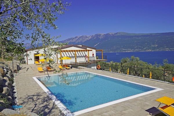 Modern vakantiehuis tussen olijfgaarden met panoramisch uitzicht op het Gardameer - thumbnail 6
