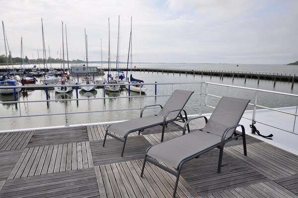 Floating House Rosi: unieke woonboot aan de Oostzee in Ribnitz-Damgarten - thumbnail 2