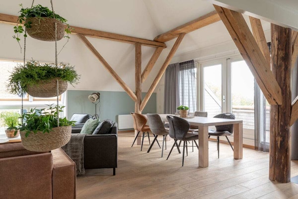 Authentiek vakantiehuis met bubbelbad en open haard in Hollum - thumbnail 1