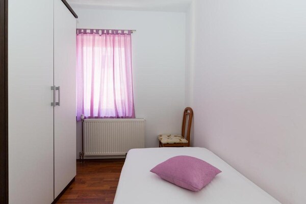 Op 300 m van het strand: appartement met privézwembad in Obrovac · 3 pers. - thumbnail 6