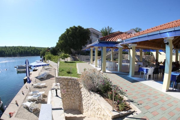 Op 300 m van het strand: gezellig appartement in Obrovac - thumbnail 1
