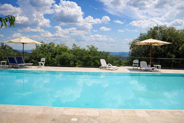 Ruim appartement in Toscaanse heuvels bij Volterra met zwembad en uitzicht - thumbnail 2