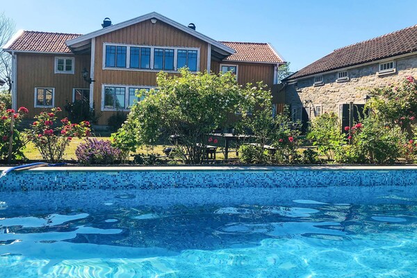 Authentiek vakantiehuis op Öland: slapen in een 19e-eeuwse stenen schuur met zwembad - thumbnail 1