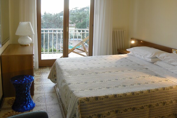 Op 900 m van zee: Comfortabel appartement voor 5 personen in Pietra Ligure - thumbnail 4