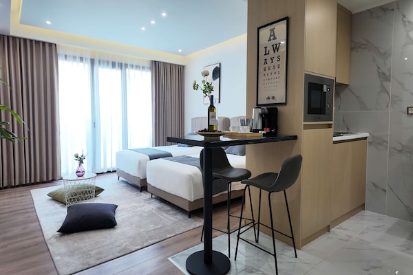 Stijlvol gerenoveerd appartement met balkon in het bruisende Piraeus - thumbnail 3