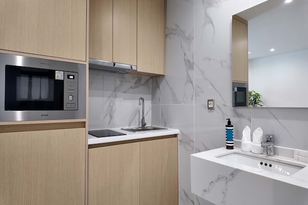 Stijlvol gerenoveerd appartement met balkon in het bruisende Piraeus - thumbnail 2