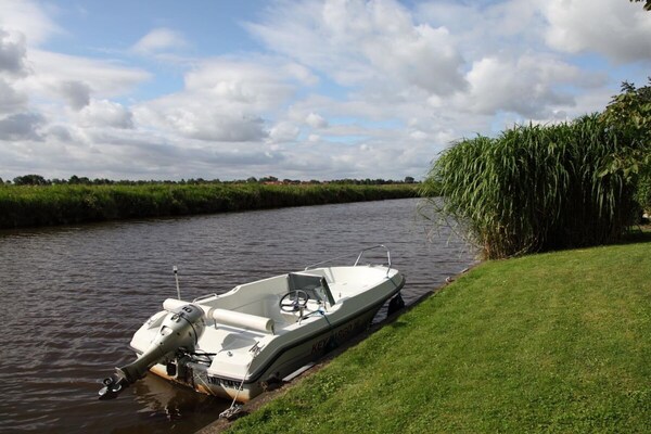 Historisch vakantiehuis met sauna aan het kanaal bij Hinte - thumbnail 4