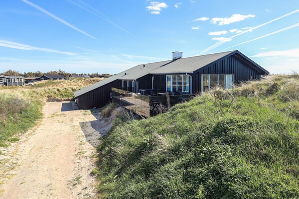 Ruim Deens vakantiehuis voor 10 personen op 400 meter van de zee in Løkken - thumbnail 1