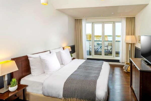 Ruime suite aan het meer met balkon en open haard in Rheinsberg - thumbnail 2