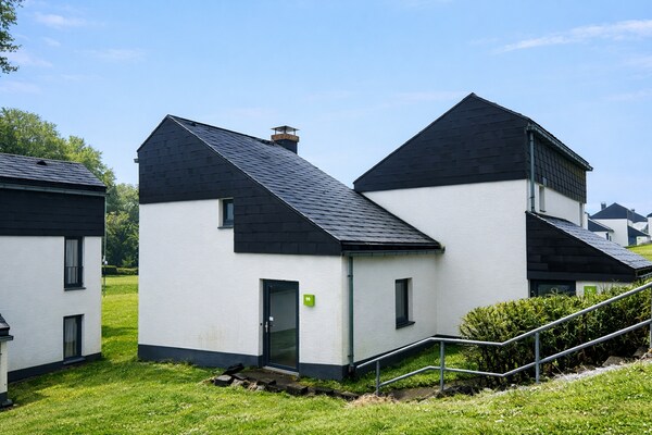 Vrijstaand vakantiehuis voor 4 in de Hunsrück met zwembad en hondvriendelijke tuin - thumbnail 1
