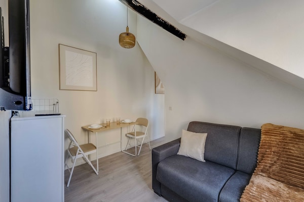 Compact liefdesnestje in de bruisende Marais, Parijs – 16m² voor 2 personen - thumbnail 1