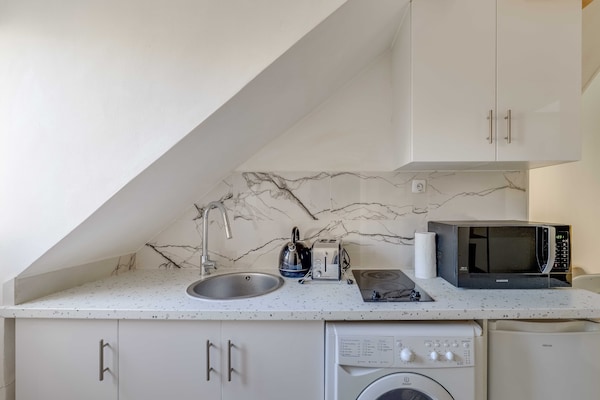 Compact liefdesnestje in de bruisende Marais, Parijs – 16m² voor 2 personen - thumbnail 2