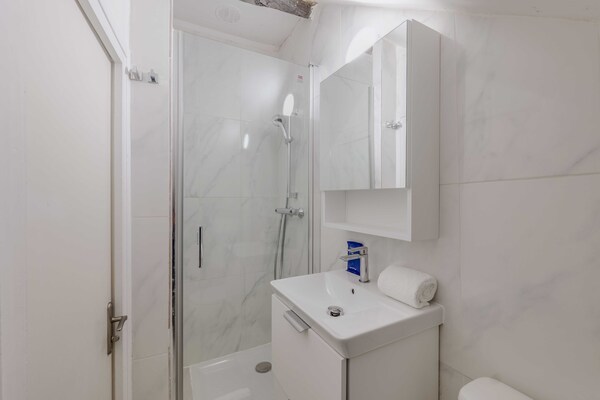 Compact liefdesnestje in de bruisende Marais, Parijs – 16m² voor 2 personen - thumbnail 4
