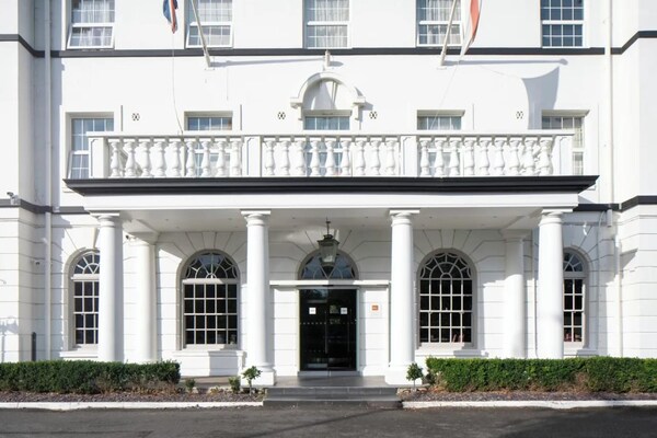 Comfortabele kamer in charmant hotel met tuinen nabij Londen - thumbnail 1