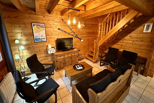 Stijlvol chalet aan de golfbaan met panoramisch uitzicht op het Sancy-massief - thumbnail 1